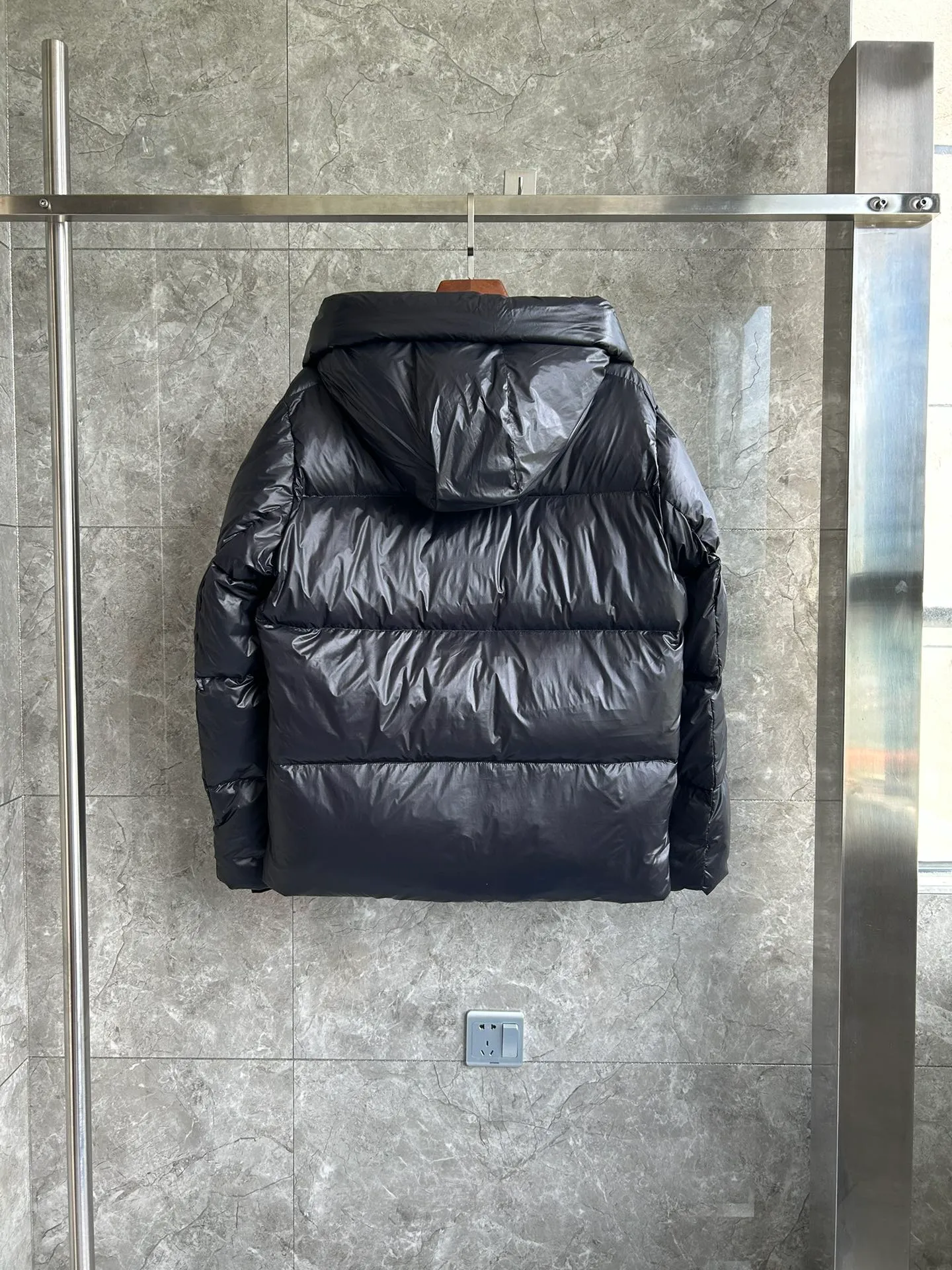 P820 ​​Black Black Label Style No.: Y111 𝘾𝘼𝙉𝘼𝘿𝘼 𝙂𝙊𝙊𝙎𝙀/Canada Goose 2023 Limited New Crofton Puff Down Jacket Pure Guangzhou Inspection 80 White Duck Down Filling‼  Top version, ceiling level‼ Crofton soft bread, the latest style in 2023, has a cold protection effect of up to level 4. It is made of recycled Feather-Light tear-resistant fabric. It is ultra-light and has no weight on the upper body at all! The unique black label highlights your temperament‼  Canada Goose, a Canadian brand, has always been recognized as the warmest down jacket. Various Instagram celebrities, Internet celebrities, and celebrities often wear it for street photos. I do Canada Goose every year, but I still can’t get rid of my love for the geese. No matter how cold the winter is, there is no need to be afraid, because there are geese! Filled with 80% white duck down, Canada Goose is the legendary warmest down jacket and is known as a must-have for Arctic outdoor sports! The most popular down jacket in the world, celebrities are rushing to buy it, it is a must-have! Same style for men and women Size: S~XXL